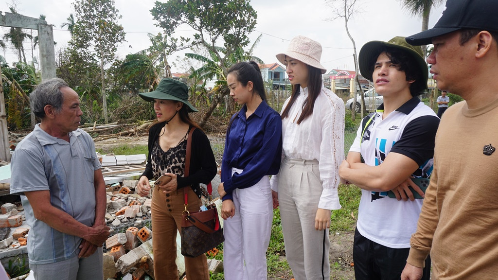 Ban tổ chức cuộc thi Hoa hậu Việt Nam trao quà cho người dân thiệt hại do bão số 9 ảnh 14