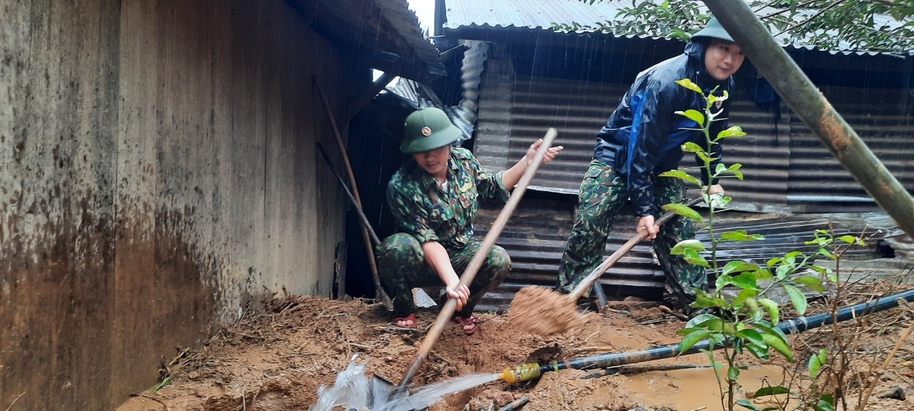 Khám bệnh, phát thuốc cho bà con vùng cô lập ảnh 4