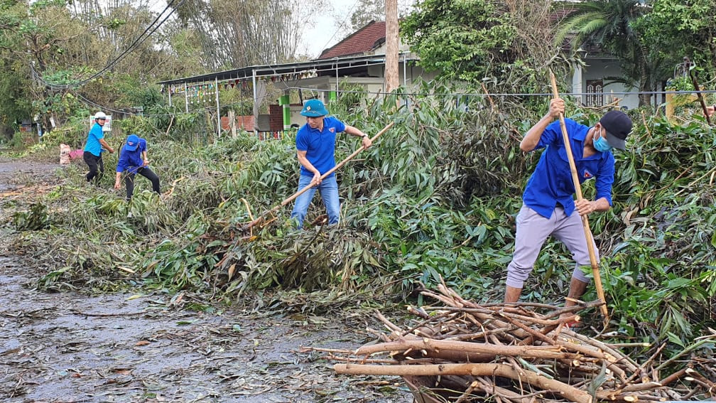 'Áo xanh' thông đường, giúp dân dựng lại nhà sau bão ảnh 11