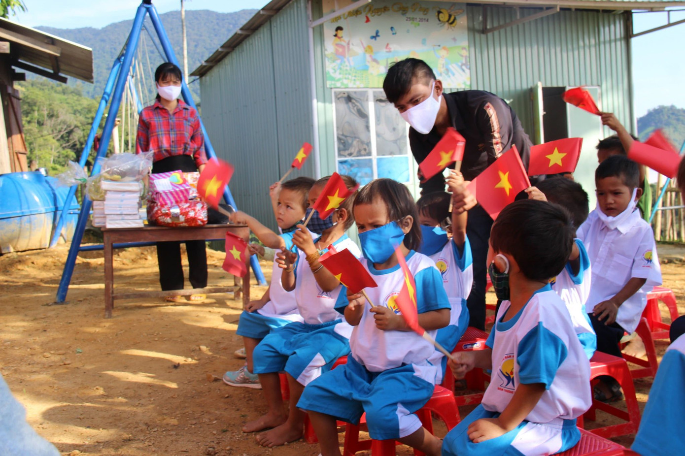 Lễ khai giảng trên nền đất của cô trò vùng cao Tắc Pổ Quảng Nam ảnh 2