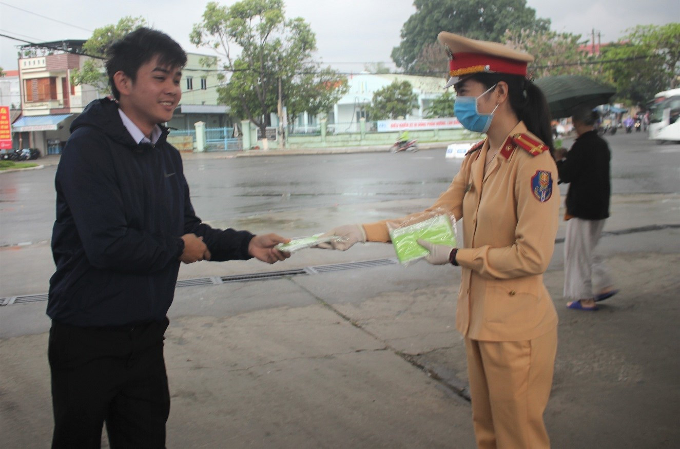 Đoàn viên phát 3.000 khẩu trang miễn phí phòng dịch Covid-19 ảnh 1