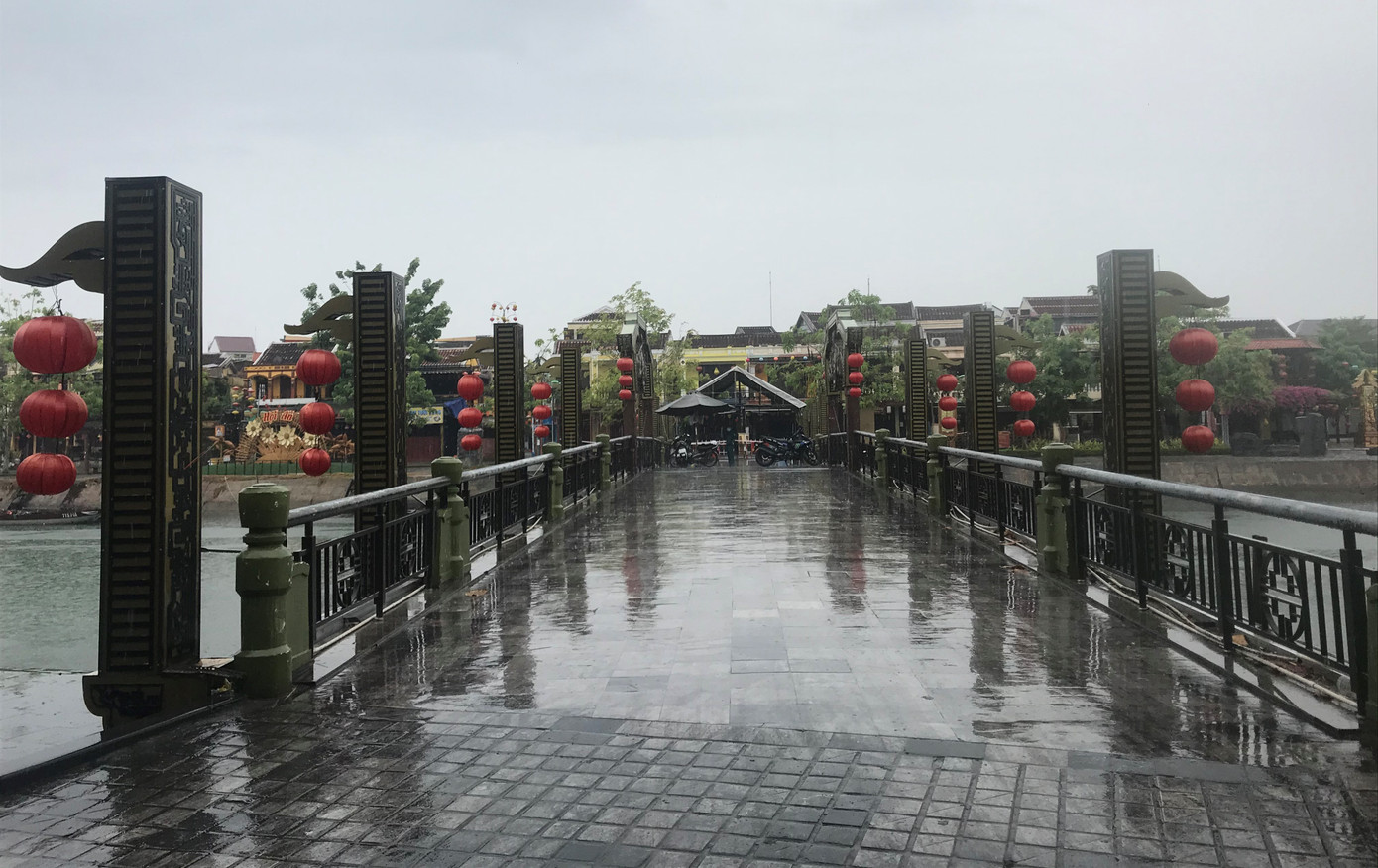 Hội An 'cửa đóng then cài' trong ngày đầu giãn cách xã hội ảnh 1