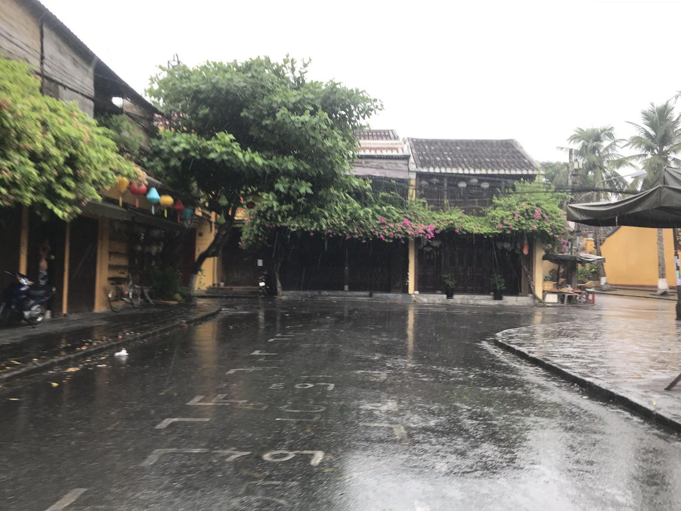 Hội An 'cửa đóng then cài' trong ngày đầu giãn cách xã hội ảnh 6