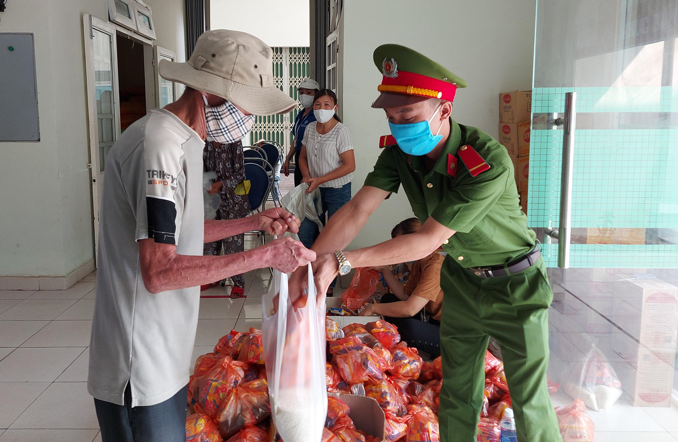 ATM gạo nghĩa tình ở Quảng Nam giữa mùa COVID - 19 ảnh 6