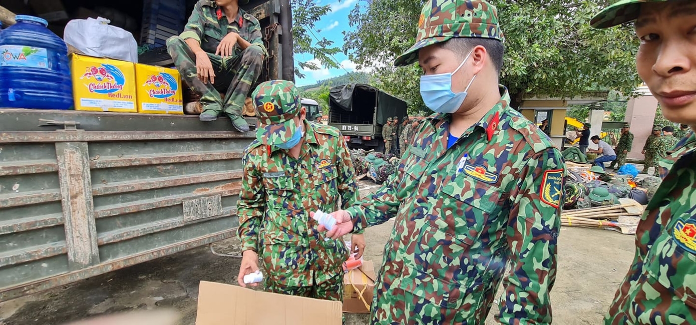 Quân đội hành quân vào Trà Leng, tìm kiếm cứu hộ người mất tích ảnh 9