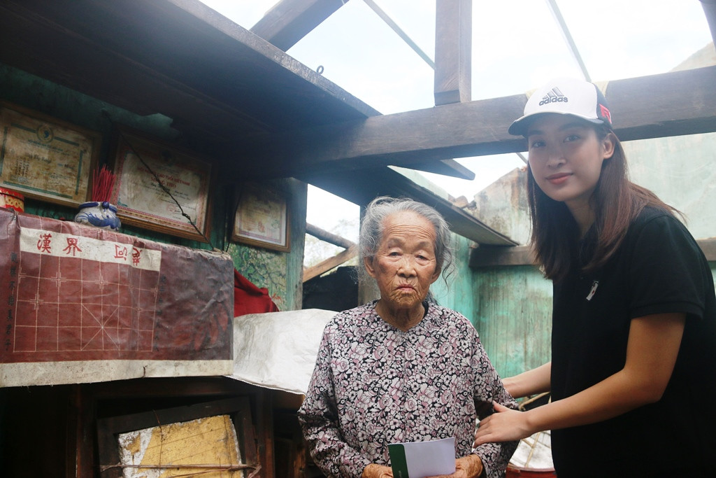 Ban tổ chức cuộc thi Hoa hậu Việt Nam trao quà cho người dân thiệt hại do bão số 9 ảnh 9