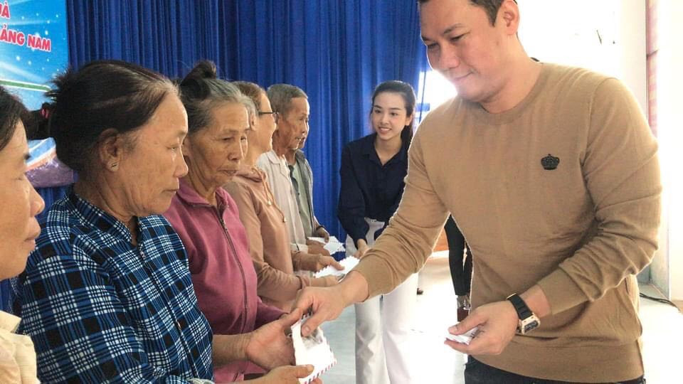 Ban tổ chức cuộc thi Hoa hậu Việt Nam trao quà cho người dân thiệt hại do bão số 9 ảnh 11