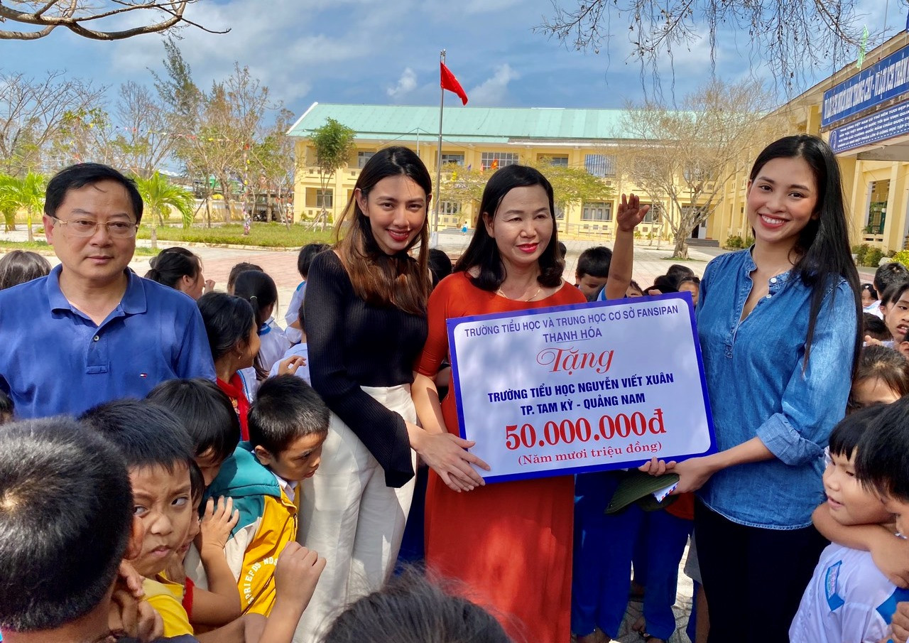 Ban tổ chức cuộc thi Hoa hậu Việt Nam trao quà cho người dân thiệt hại do bão số 9 ảnh 15