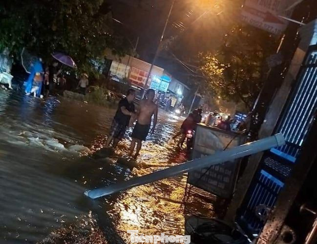 Chạy xe trên đường ngập, 3 người bị điện giật thương vong ảnh 1