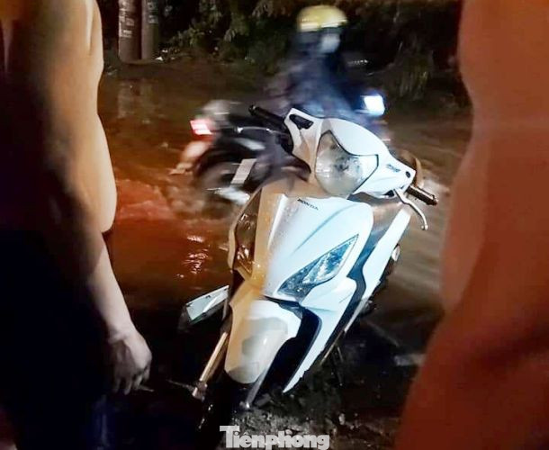 Chạy xe trên đường ngập, 3 người bị điện giật thương vong ảnh 2