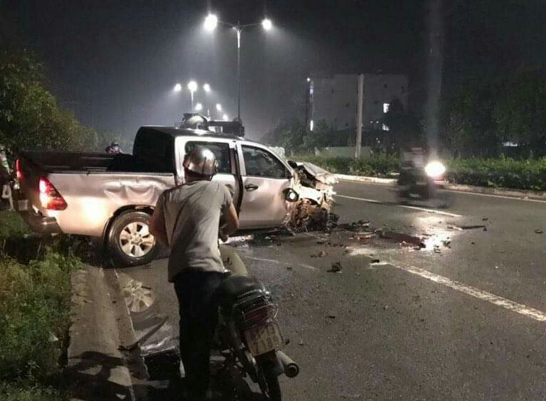 Dùng búa phá cửa giải cứu người trong ô tô lật giữa đường ảnh 3