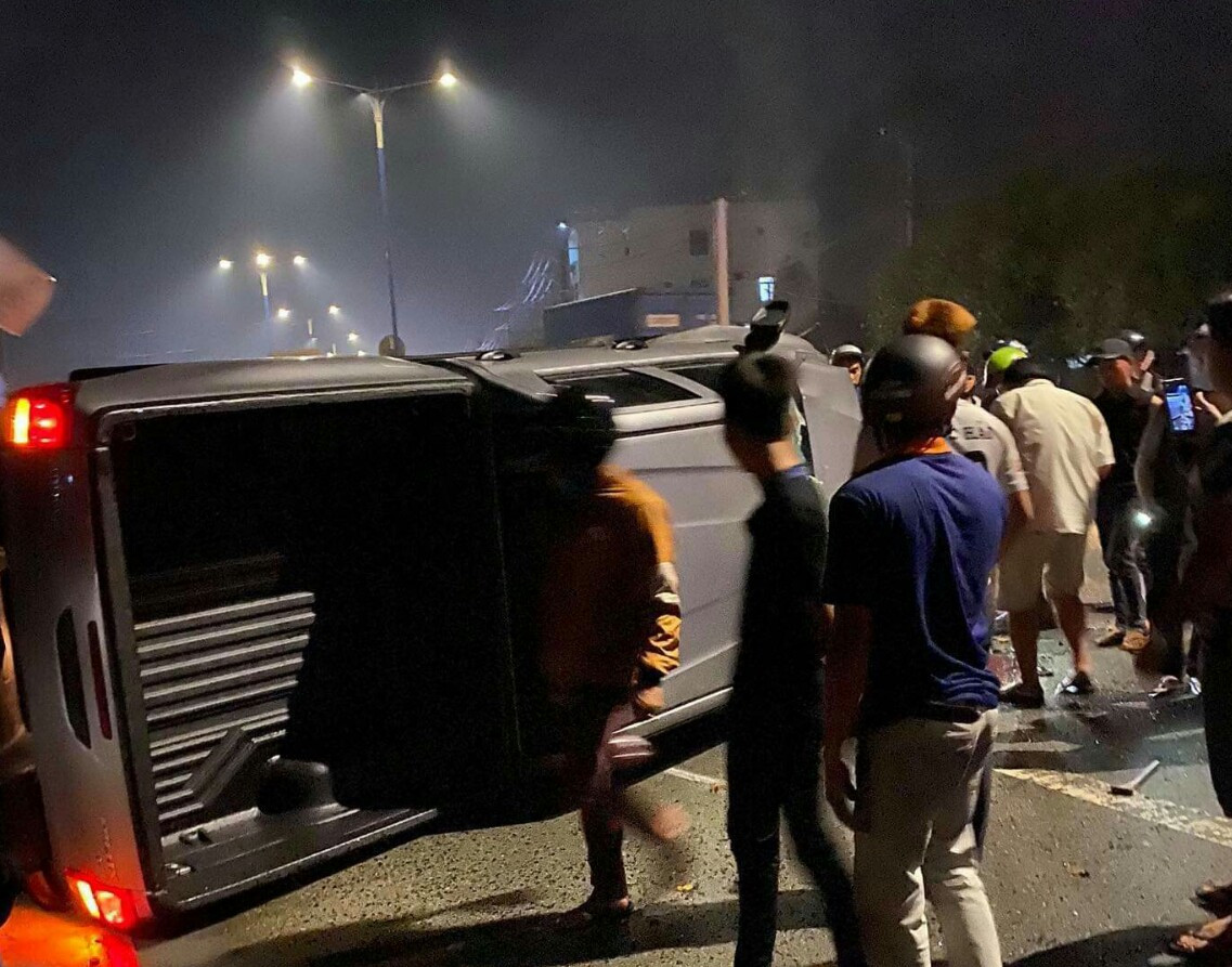 Dùng búa phá cửa giải cứu người trong ô tô lật giữa đường ảnh 1