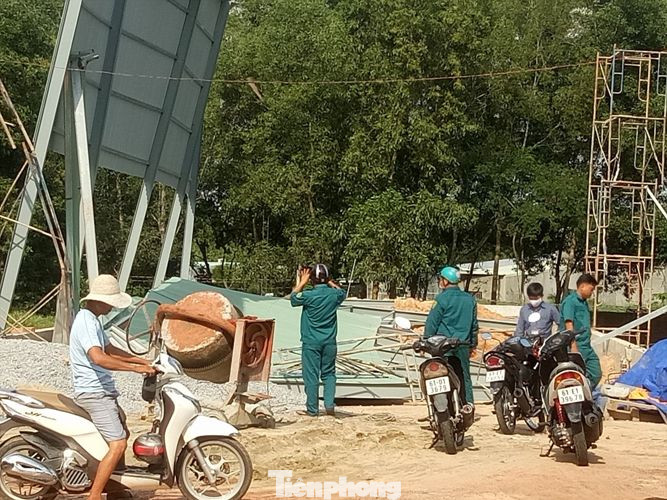 Sập nhà xưởng ở Bình Dương, nhiều người nhập viện cấp cứu ảnh 4