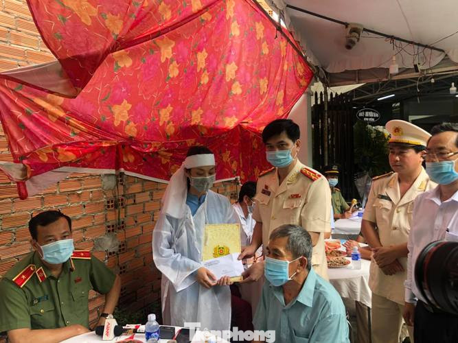 Đại úy hy sinh khi bắt ‘cát tặc’ được thăng hàm ảnh 1