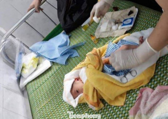 Hai bé sơ sinh bị mẹ bỏ rơi ở Bình Dương ảnh 1