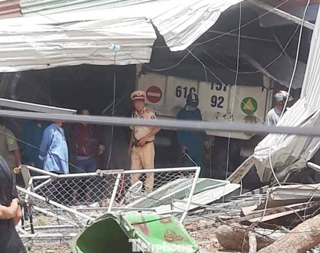 Xe ‘điên’ tông sập 3 nhà dân ảnh 3