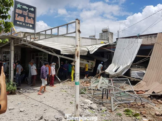 Xe ‘điên’ tông sập 3 nhà dân ảnh 4