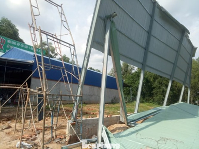 Sập nhà xưởng ở Bình Dương, nhiều người nhập viện cấp cứu ảnh 2