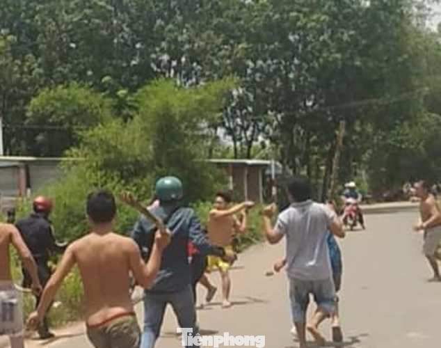 Bị dân vây bắt, tên trộm nổ súng hòng thoát thân ảnh 1