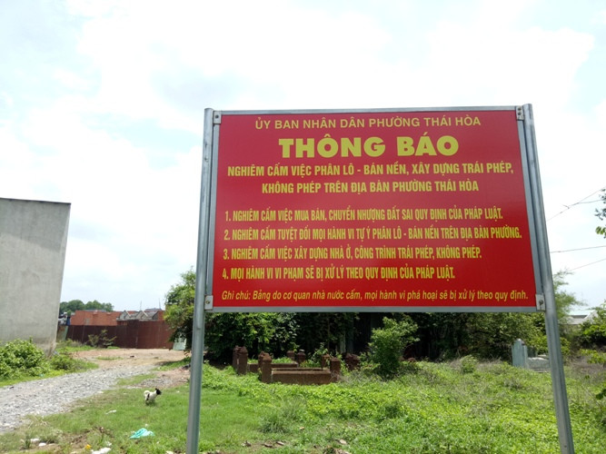 Cơ quan chức năng gắn bảng thông báo cấm phân lô, bán nền sau khi xuất hiện đối tượng chào bán đất. Nở rộ ‘cò’ đất vẽ dự án 'ma' rao bán ở Bình Dương ảnh 3
