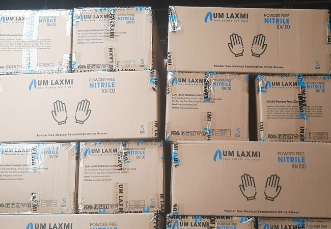 Phát hiện hàng chục tấn găng tay, giày nhái thương hiệu ảnh 3