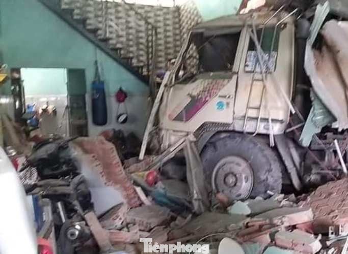 Xe ‘điên’ tông sập 3 nhà dân ảnh 1