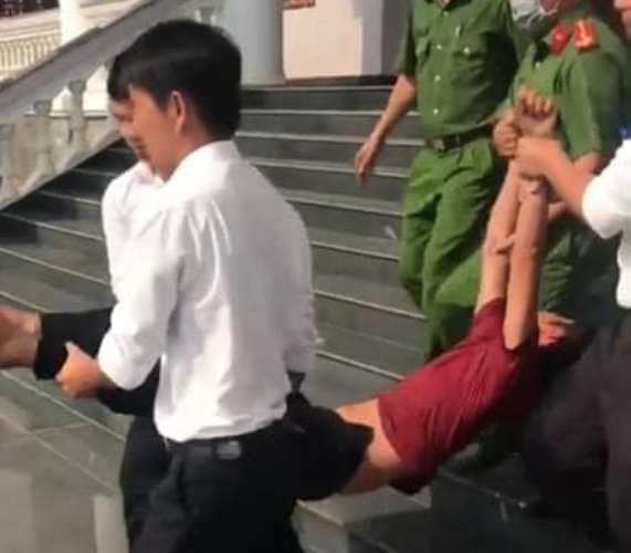 Uống thuốc tự tử tại tòa: Bị cáo có hành vi côn đồ, đâm người sau khi ghẹo gái nhà lành ảnh 2