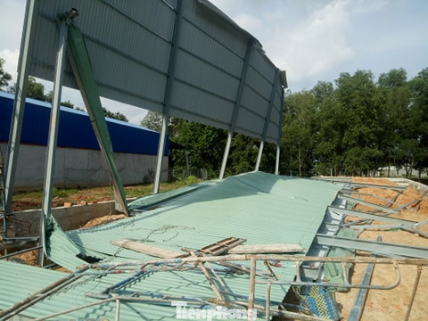 Sập nhà xưởng ở Bình Dương, nhiều người nhập viện cấp cứu ảnh 1