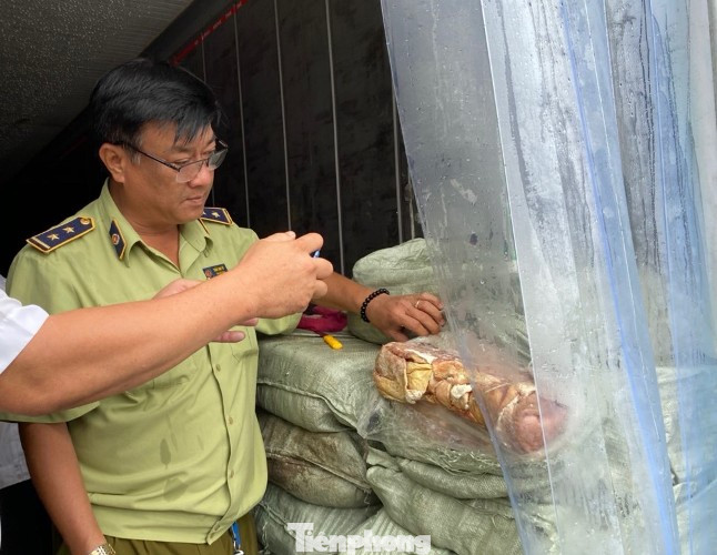 Kịp thời phát hiện gần 20 tấn thịt hôi thối trong 5 thùng container ảnh 1