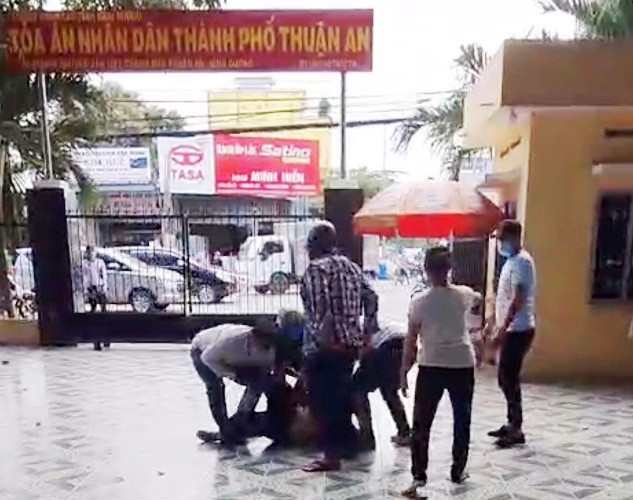 Lao vào trụ sở tòa án bắt giữ người trái phép ảnh 1