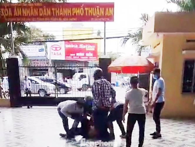 Công an lên tiếng vụ nhóm người mang dao lao vào tòa án bắt người ảnh 1