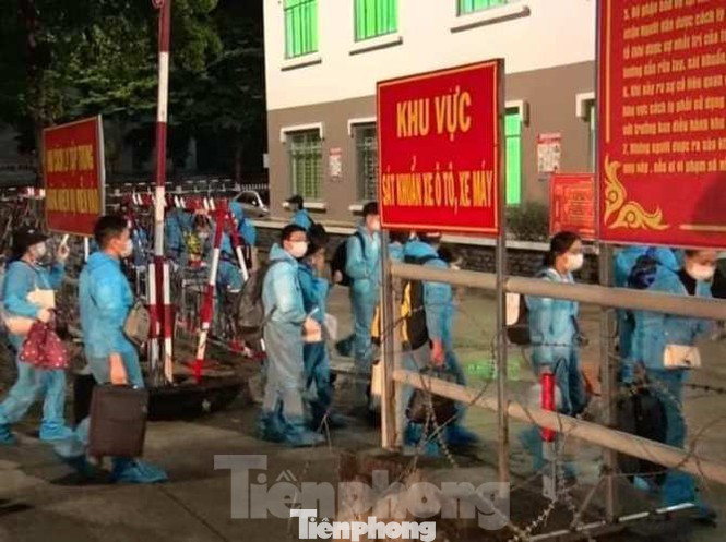 Cảm động cô gái lập bàn thờ cha trong phòng cách ly ở Bình Dương ảnh 2