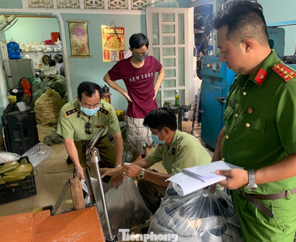 Phát hiện hàng chục tấn găng tay, giày nhái thương hiệu ảnh 1