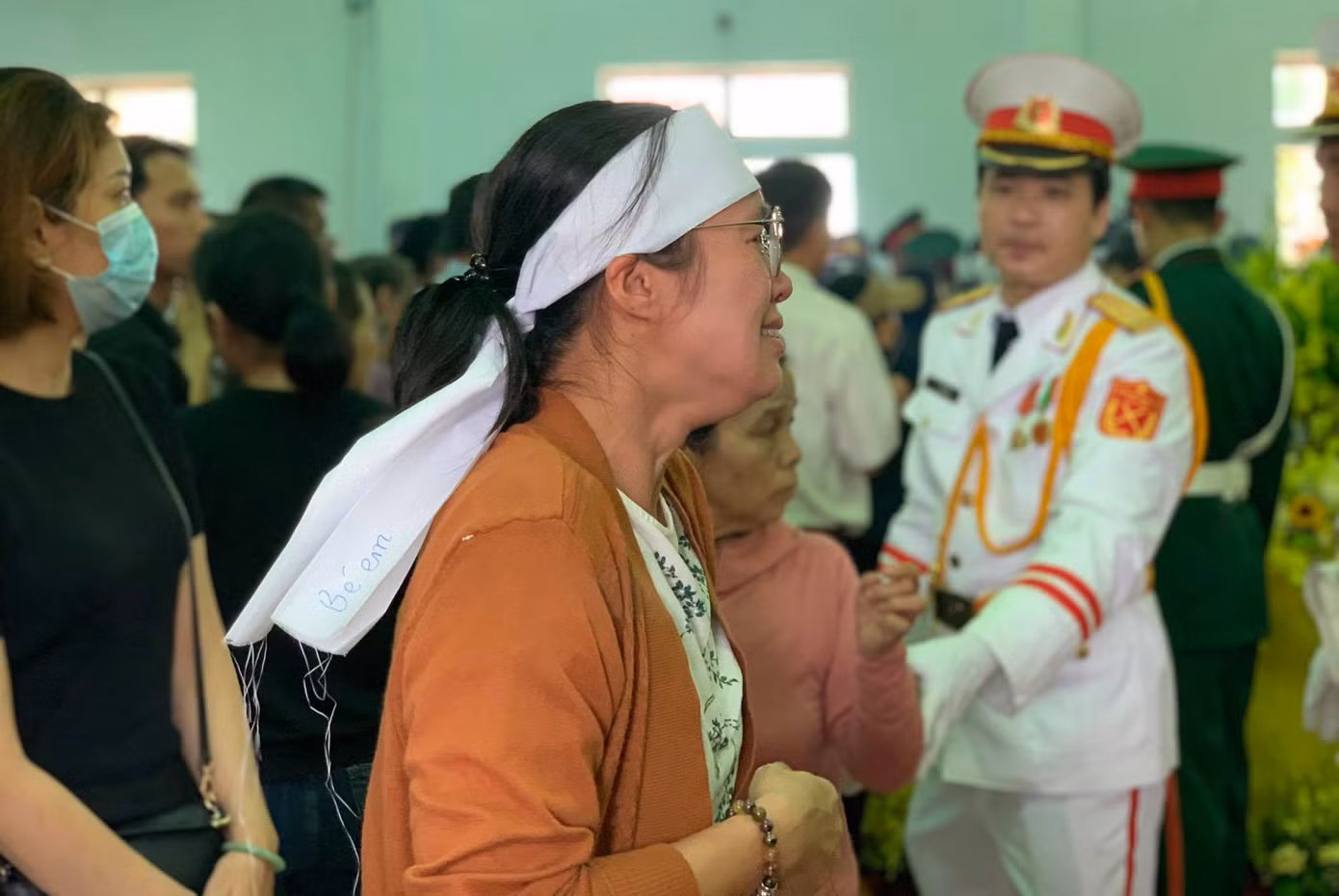 Người thân khóc cạn nước mặt tiễn biệt người con, người cháu, người anh... của mình. Những hình ảnh xúc động trong lễ truy điệu 13 chiến sĩ hy sinh ảnh 8