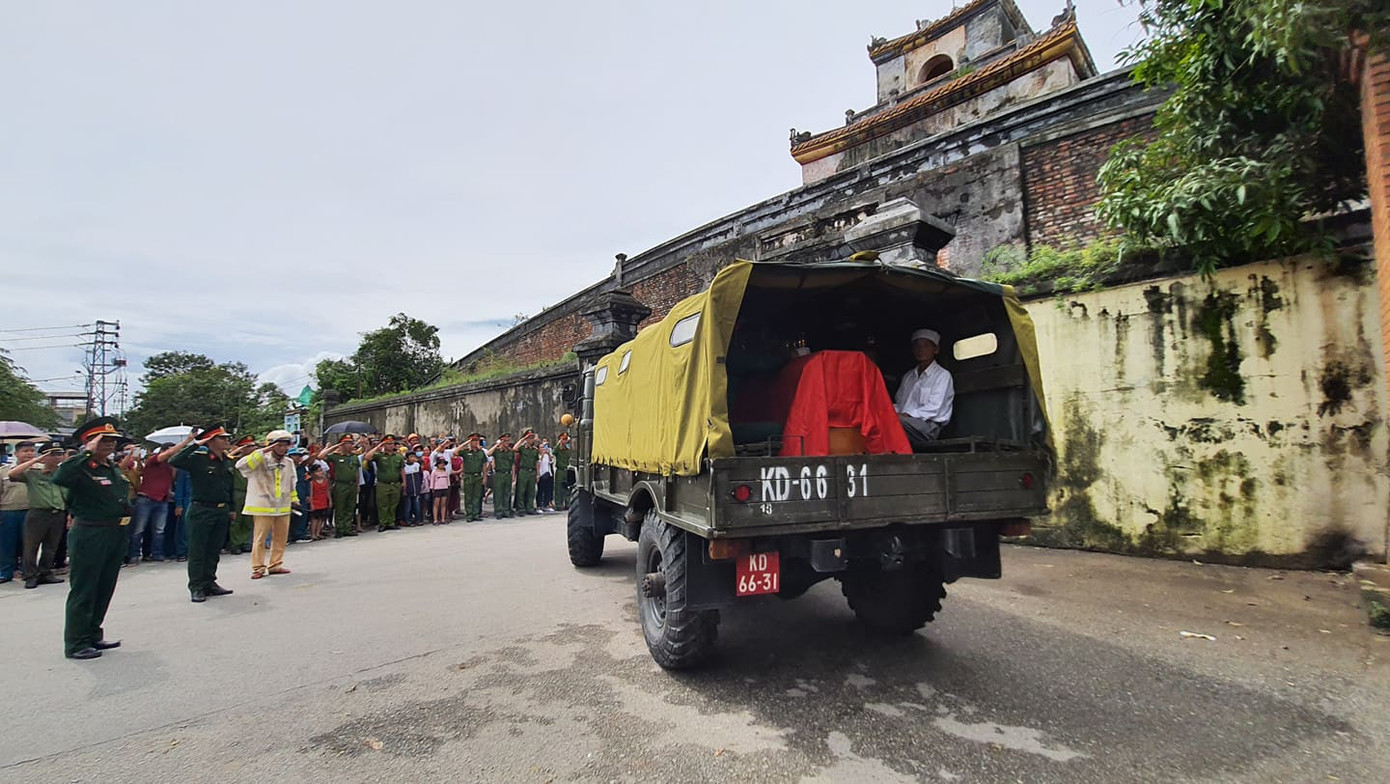 Những hình ảnh xúc động trong lễ truy điệu 13 chiến sĩ hy sinh ảnh 14