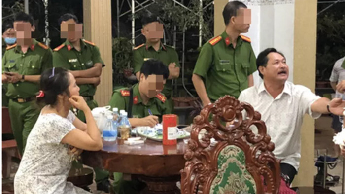 Cận cảnh khám xét, bắt giữ cha con chủ căn biệt thự dát vàng ở Bà Rịa- Vũng Tàu ảnh 3