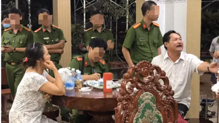 Cận cảnh khám xét, bắt giữ cha con chủ căn biệt thự dát vàng ở Bà Rịa- Vũng Tàu ảnh 3