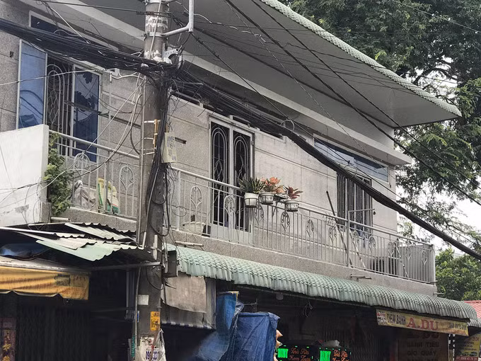 Cha chốt cửa phòng cùng hai con, phóng hoả ảnh 1