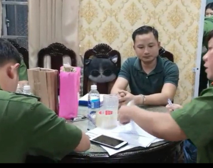 Cận cảnh khám xét, bắt giữ cha con chủ căn biệt thự dát vàng ở Bà Rịa- Vũng Tàu ảnh 5