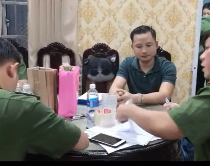 Cận cảnh khám xét, bắt giữ cha con chủ căn biệt thự dát vàng ở Bà Rịa- Vũng Tàu ảnh 5