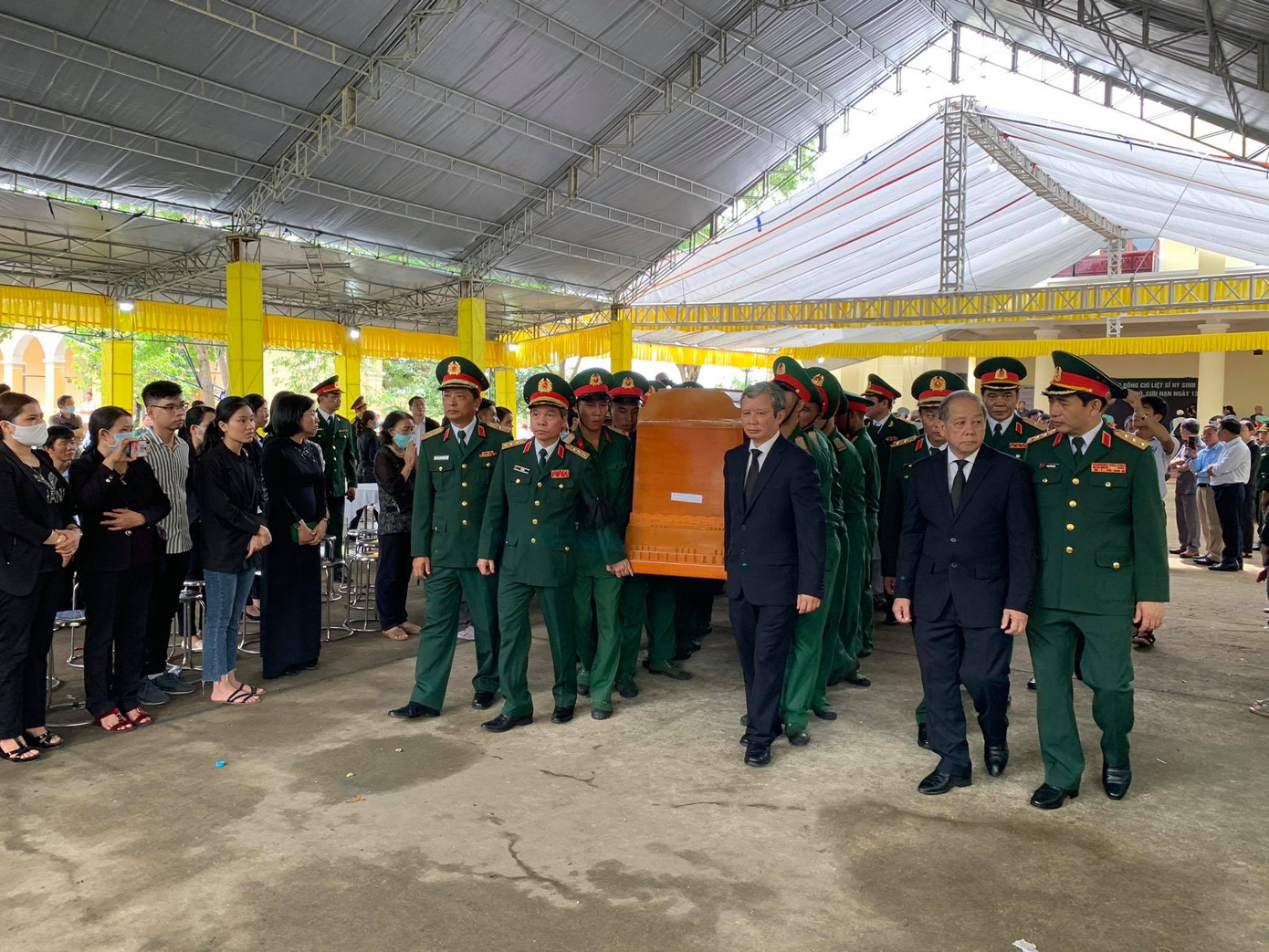 Những hình ảnh xúc động trong lễ truy điệu 13 chiến sĩ hy sinh ảnh 6