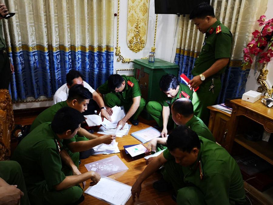 Cận cảnh khám xét, bắt giữ cha con chủ căn biệt thự dát vàng ở Bà Rịa- Vũng Tàu ảnh 4