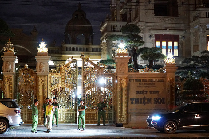 Cận cảnh khám xét, bắt giữ cha con chủ căn biệt thự dát vàng ở Bà Rịa- Vũng Tàu ảnh 1