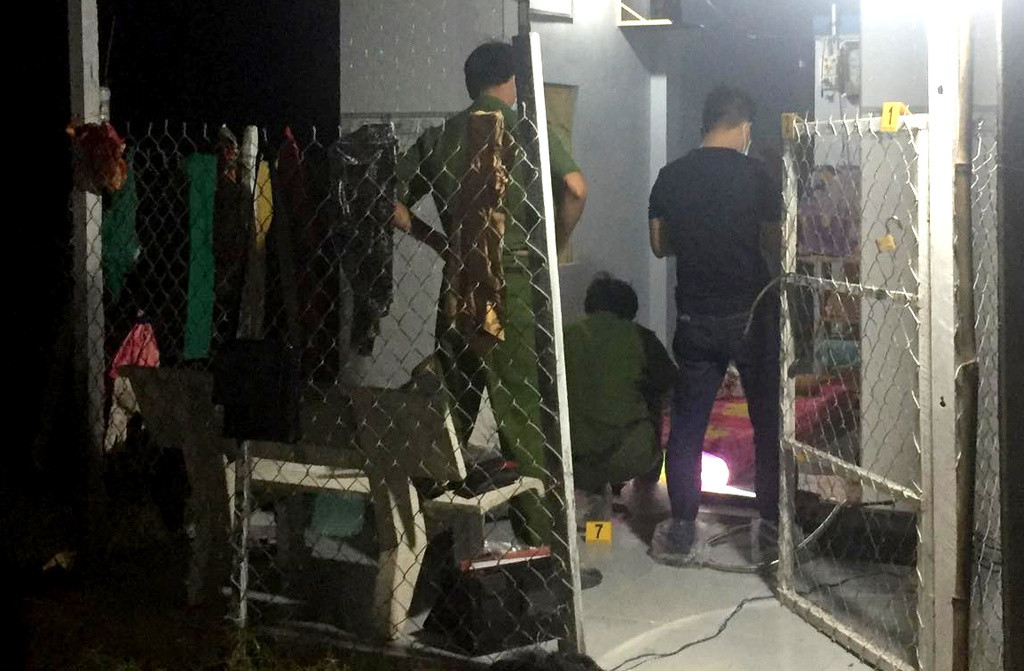 Người phụ nữ tử vong với chiếc gối trên mặt ảnh 1