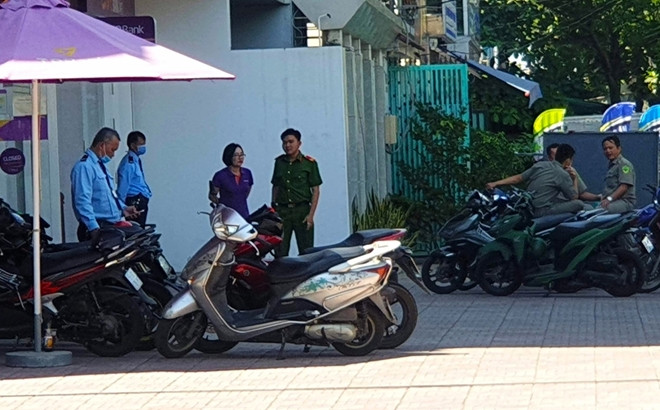 Kẻ mang xăng xông vào cướp ngân hàng rồi châm lửa tự tử khi bị truy bắt khai gì? ảnh 2