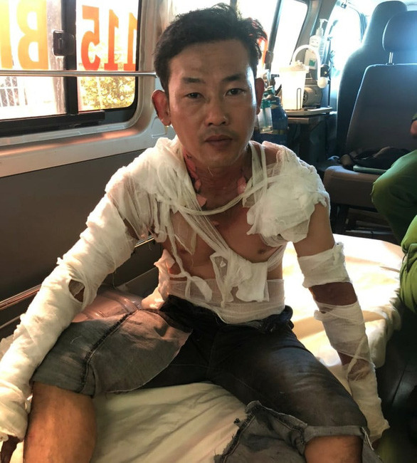 Kẻ mang xăng xông vào cướp ngân hàng rồi châm lửa tự tử khi bị truy bắt khai gì? ảnh 1