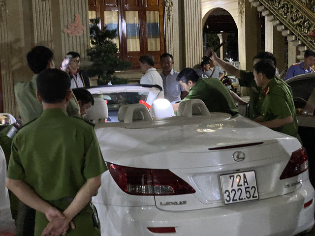 Cận cảnh khám xét, bắt giữ cha con chủ căn biệt thự dát vàng ở Bà Rịa- Vũng Tàu ảnh 6