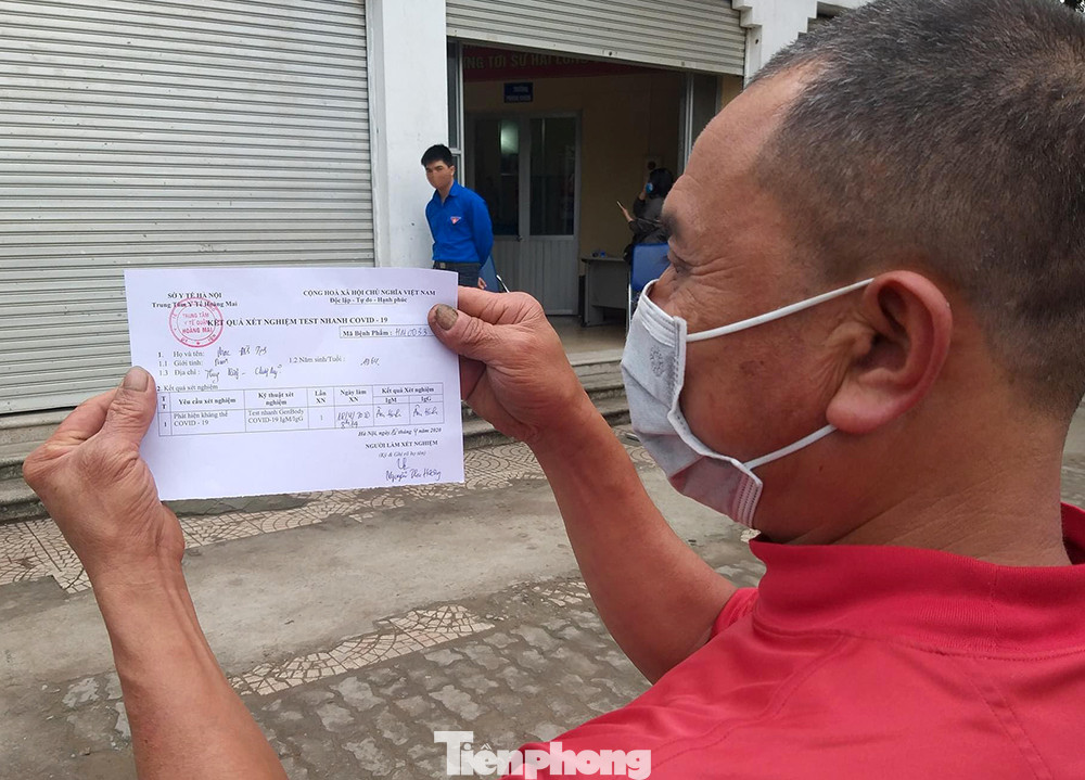 Người lao động, tiểu thương Hà Nội xếp hàng xét nghiệm nhanh COVID - 19 ảnh 14