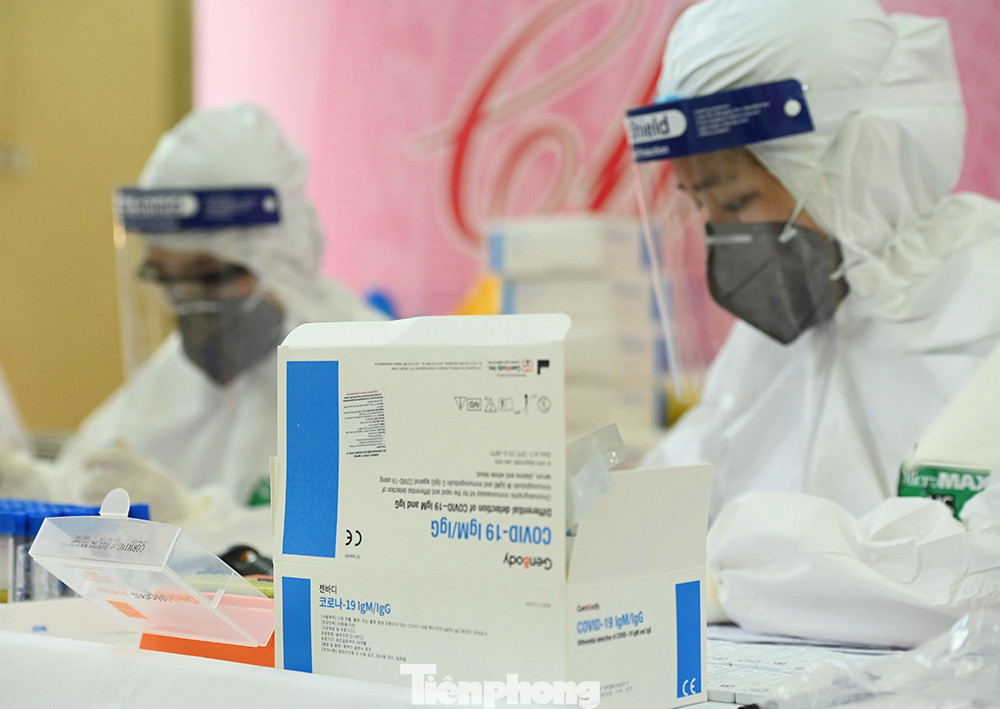 Người lao động, tiểu thương Hà Nội xếp hàng xét nghiệm nhanh COVID - 19 ảnh 8