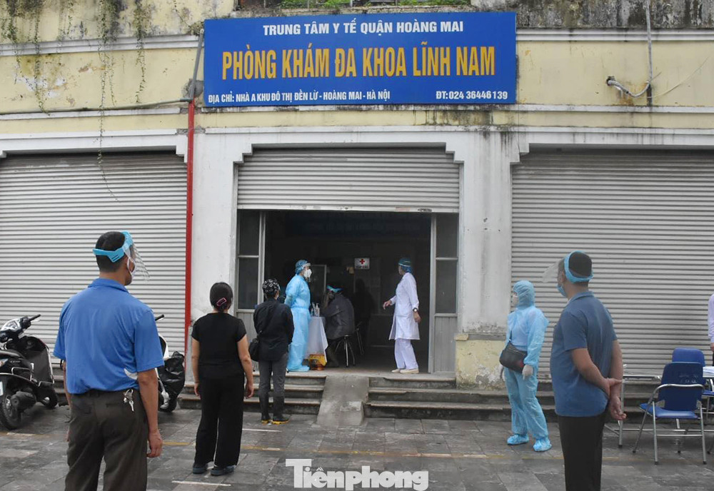 Người lao động, tiểu thương Hà Nội xếp hàng xét nghiệm nhanh COVID - 19 ảnh 13